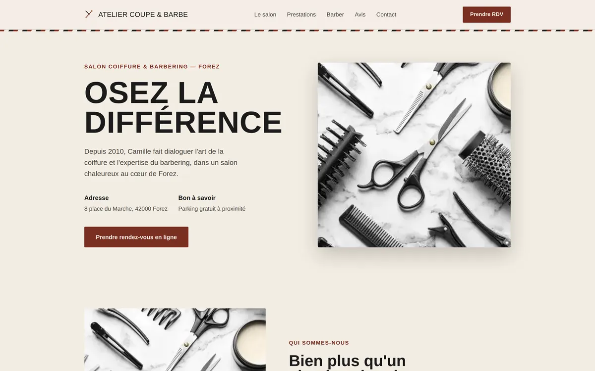 Page d'accueil d'un salon de coiffure et barbier : fond clair, titre en capitales noires à gauche, photo des outils du métier en encart à droite.